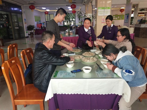 藁北服務(wù)區(qū)贈(zèng)送水餃 - 副本.jpg 藁北服務(wù)區(qū)贈(zèng)送水餃 - 副本.jpg